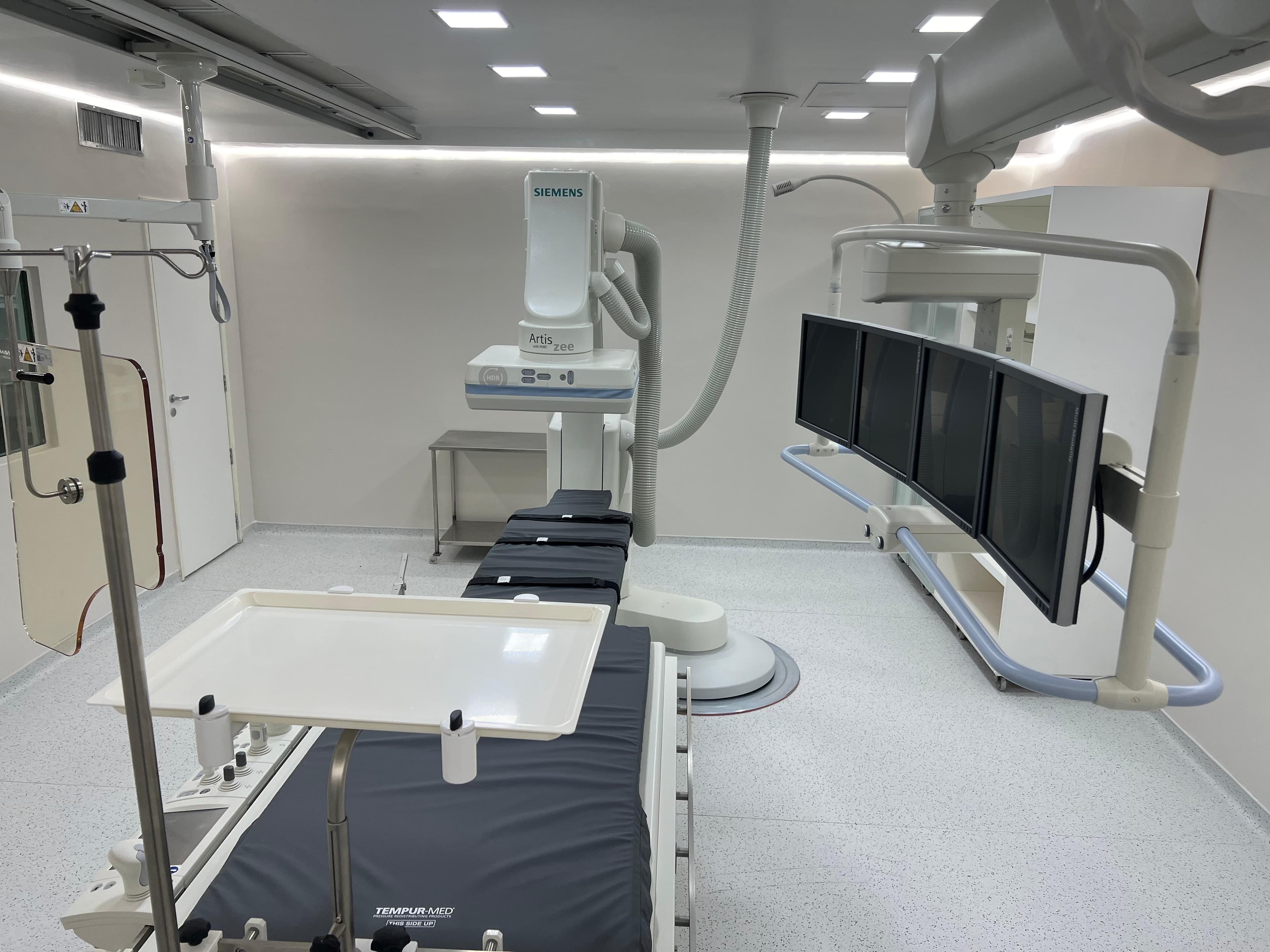 Angiógrafo e painel de monitores no laboratório de hemodinâmica