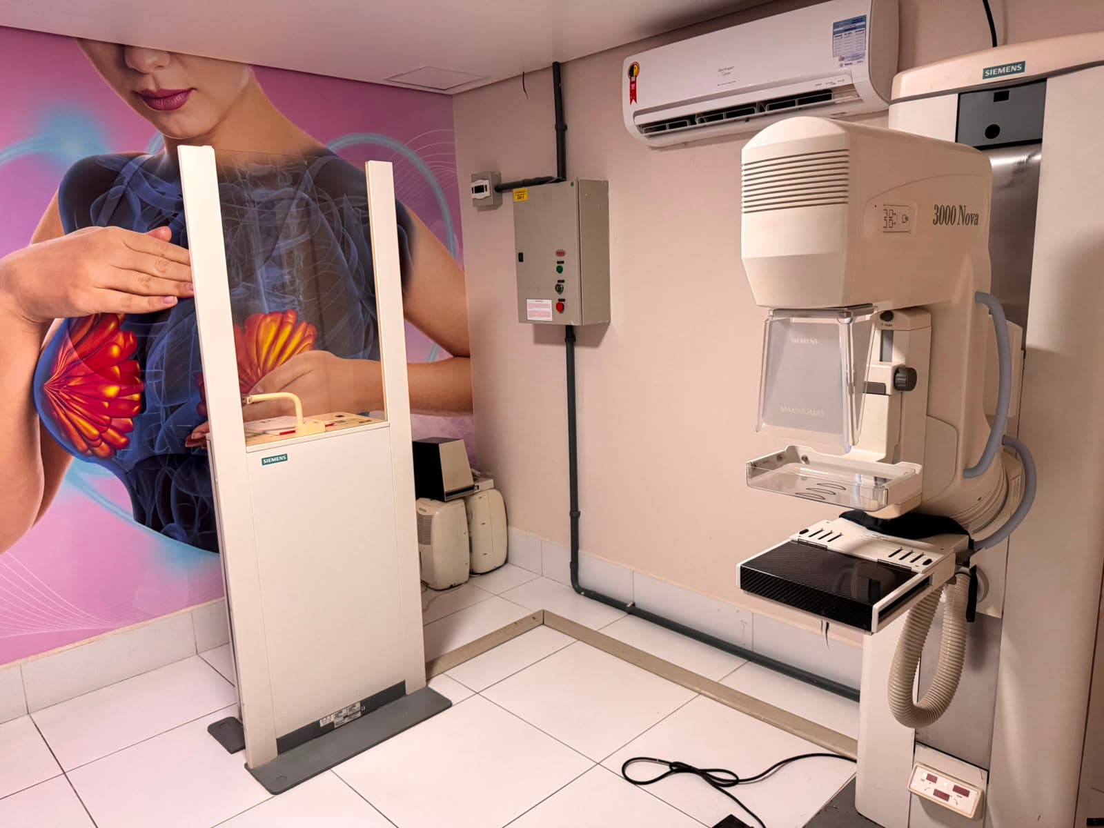 Mamógrafo Siemens Mammomat 3000 Nova e biombo de proteção na sala de mamografia