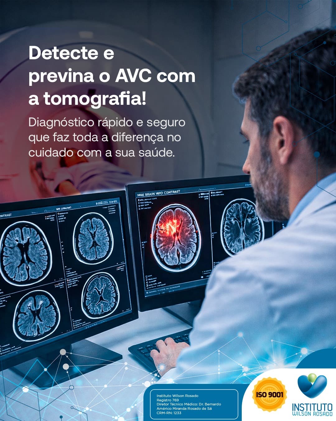 Médico do Instituto Wilson Rosado analisando imagens de tomografia de crânio